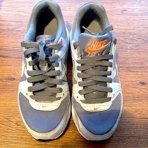 Nike air max size 6Y. Nice for the spring time! Comfy!